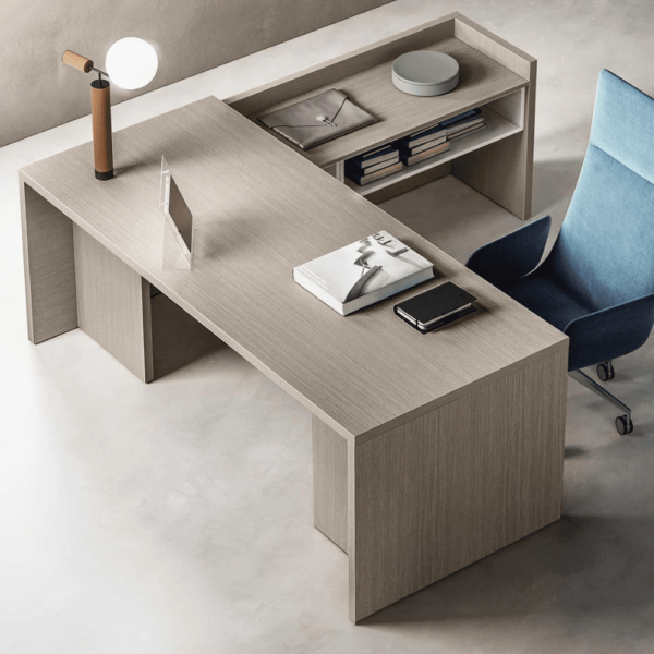 Bureau minimaliste avec retour ouvert stylé idéal pour les espaces fermés et de concentration.
