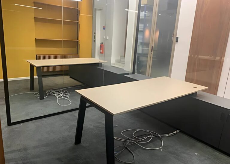 Bureau individuel sur mesure avec piètement incliné